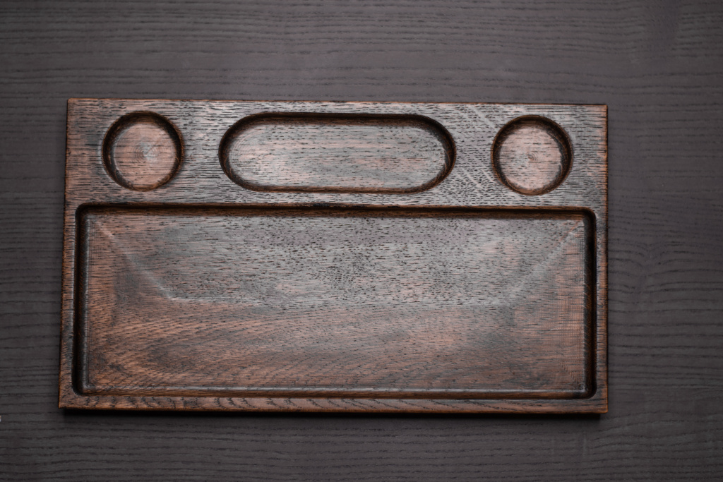 Толстая доска, не скользит по столу. Большое рабочее пространство на доске.